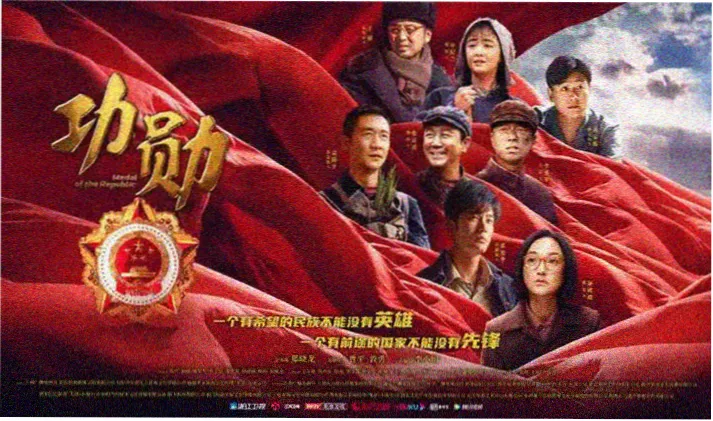 灯串市集横幅，悬挂灯串下摆着条目表与练习清单